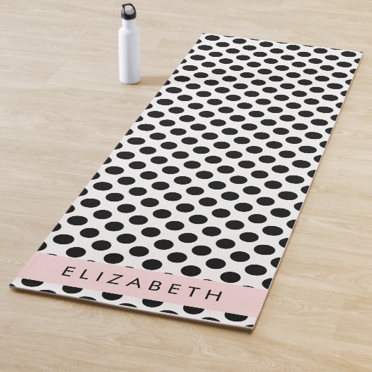 Tapis De Yoga Pois noirs et blancs, pointillés, Votre nom (En situation)