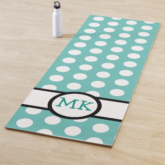 Tapis De Yoga Polka bleu turquoise et blanche mignonne Monogramm (En situation)