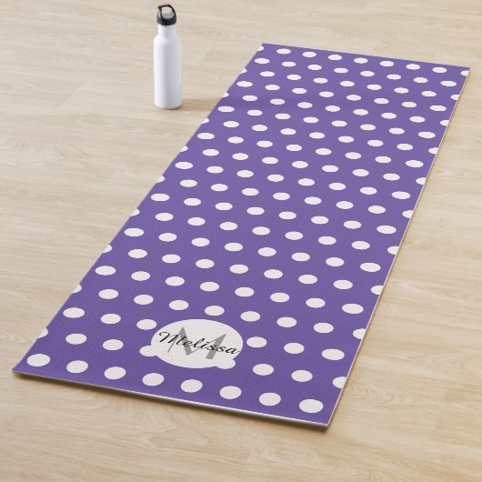 Tapis De Yoga Polka violet blanc point motif Monogramme (En situation)