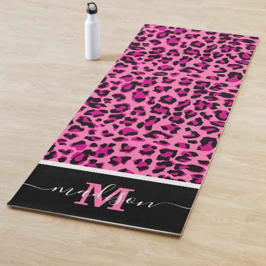 Tapis De Yoga poster de animal Leopard Monogram rose (En situation)