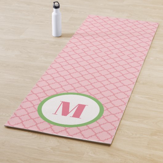 Tapis De Yoga Quart-feuille de monogramme rose et vert de Preppy (En situation)