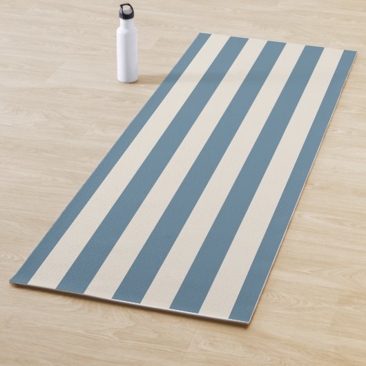 Tapis De Yoga Rayures verticales bleues et crème (En situation)
