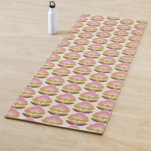 Tapis De Yoga Rétro motif floral rose et pourpre (En situation)