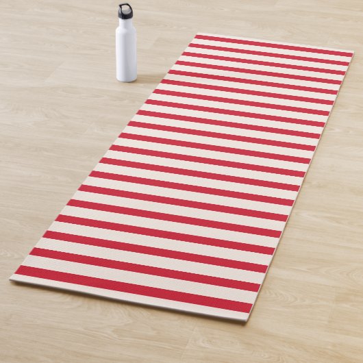 Tapis De Yoga Rouge et blanc rayé moderne de Noël rayé (En situation)