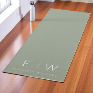 Tapis De Yoga Sage Green Élégant Moderne Minimaliste Monogramme