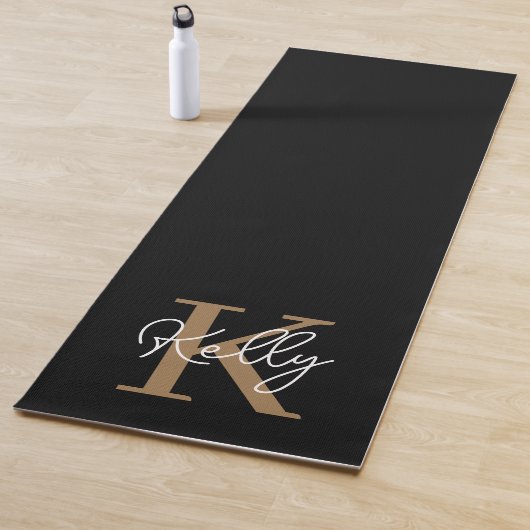 Tapis De Yoga Script de monogramme d'or noir moderne (En situation)