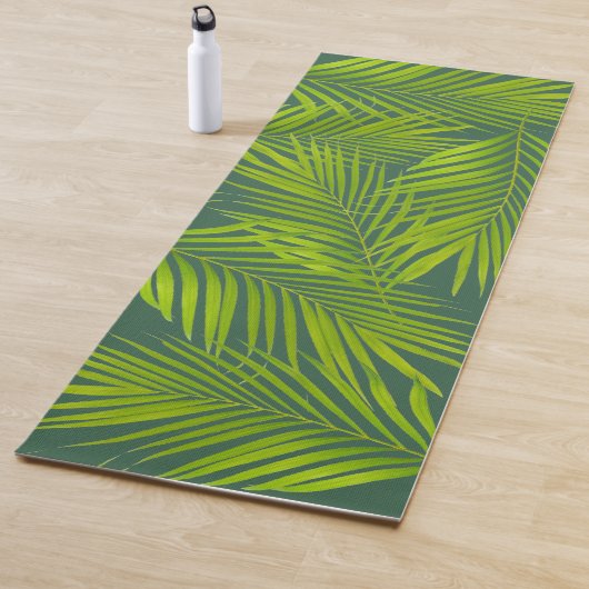 Tapis De Yoga Simple Feuilles de palme vert botanique sur vert (En situation)