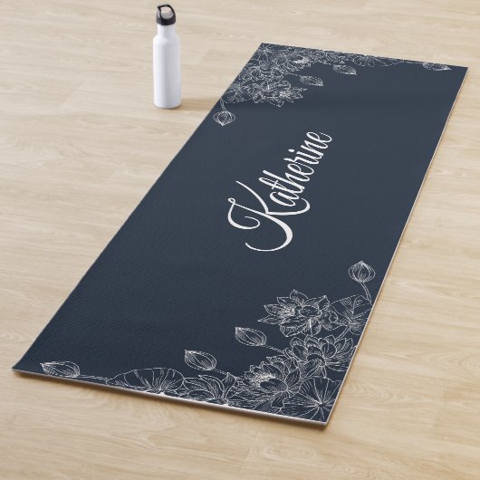 Tapis De Yoga Simple Moderne Floral Script Nom Bleu Nuit Lotus (En situation)