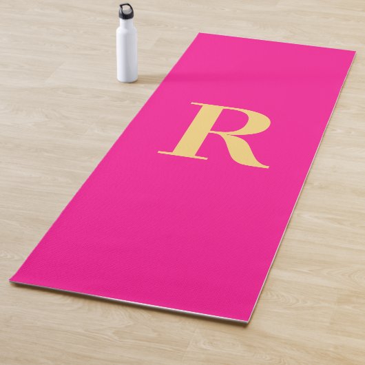 Tapis De Yoga Simple Monogramme moderne Hot rose (En situation)