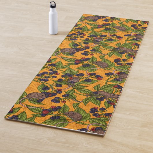 Tapis De Yoga Souris et mûres sur jaune (En situation)