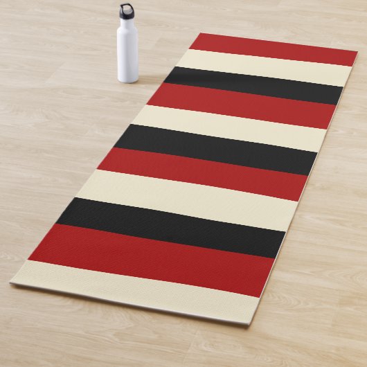 Tapis De Yoga Stripes inégales - Rouge et Crème (En situation)