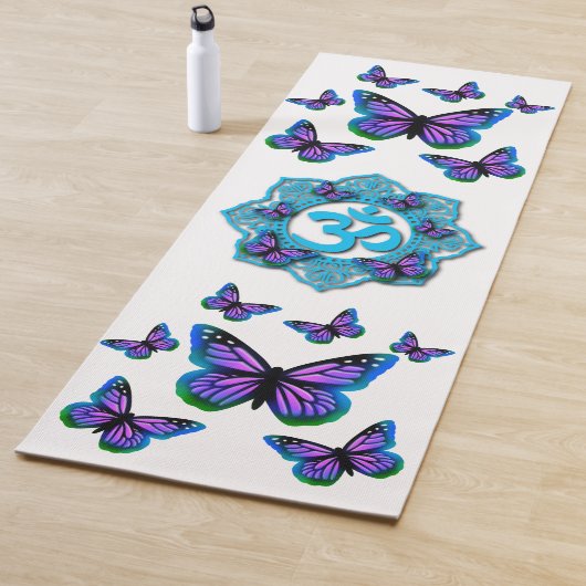 Tapis De Yoga Style mandala bleu ohm avec papillons violets (En situation)