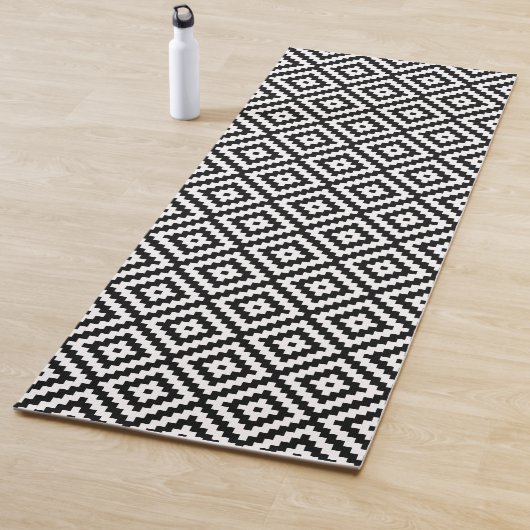 Tapis De Yoga Symbole aztèque bloc Rpt Motif blanc et noir (En situation)