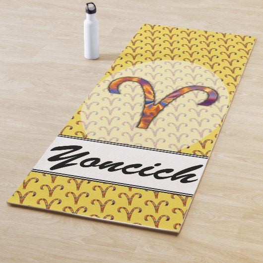 Tapis De Yoga Symbole Zodiac Aries Élément par Kenneth Yoncich (En situation)