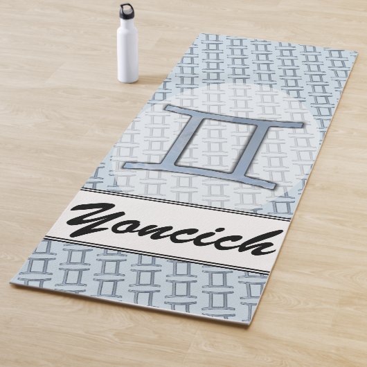 Tapis De Yoga Symbole Zodiaque Gemini Élément par Kenneth Yoncic (En situation)