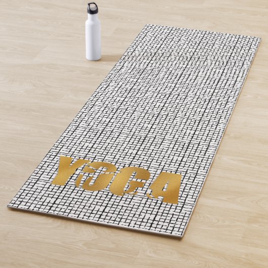 Tapis De Yoga Texte YOGA en or avec Silhouette sur Motif noir (En situation)