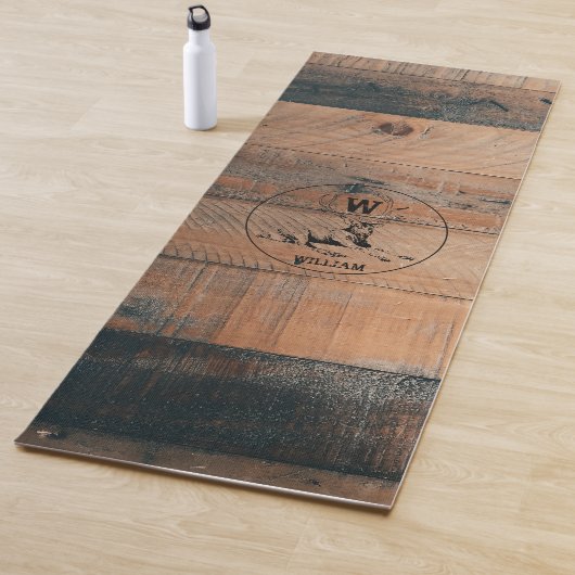 Tapis De Yoga Texture en bois rustique et monogramme de cerfs su (En situation)