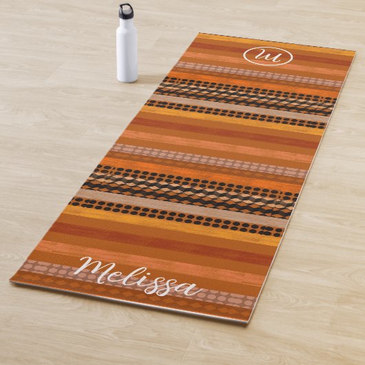Tapis De Yoga Tons chauds douillets Yoga Mat. Nom et monogramme (En situation)