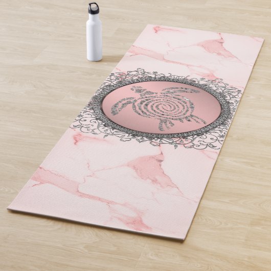 Tapis De Yoga Tortue de mer sur marbre rose (En situation)
