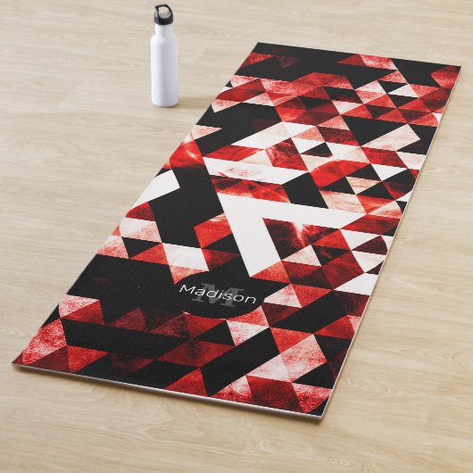 Tapis De Yoga Triangle géométrique Vibrant Rouge Smoky Monogramm (En situation)