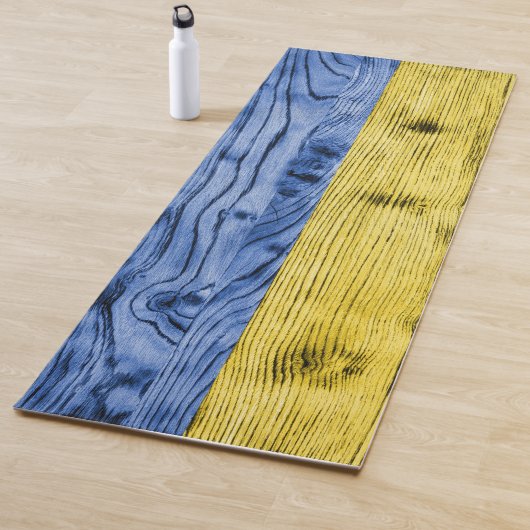 Tapis De Yoga Ukraine drapeau bleu jaune motif de texture de boi (En situation)