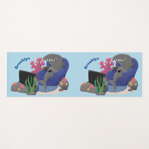 Tapis De Yoga Un requin drôle en regardant la bande dessinée de