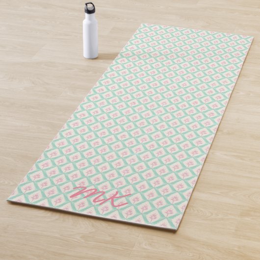 Tapis De Yoga Vert et rose pastel girly avec initiales (En situation)