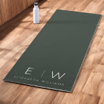 Tapis De Yoga Vert foncé Élégant Moderne Minimaliste Monogramme<br><div class="desc">Élevez votre pratique du yoga avec notre Monogramme Yoga Mat classique élégant et minimaliste moderne. Ce mat méticuleusement conçu allie élégance intemporelle et minimalisme contemporain, créant un espace serein pour votre esprit et votre corps. Conçu avec précision et attention au détail, ce tapis de yoga est plus qu'un simple accessoire...</div>