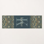 Tapis De Yoga Vintage Bird & Floral William Morris<br><div class="desc">Ce design simple mais élégant ajoute du style à vos séances d'entraînement, avec son motif floral foncé et élégant inspiré William Morris en vert sauge, or doux, et la rouille riche sur un arrière - plan noir. Ajoutez un nom et une initiale pour le personnaliser. Fait un grand cadeau d'anniversaire,...</div>