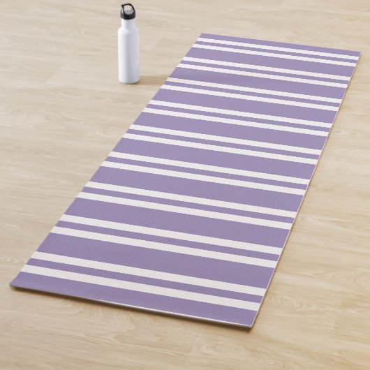 Tapis De Yoga Violet violet et blanc rayé (En situation)
