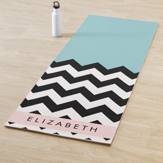Tapis De Yoga Zigzag noir et blanc, Chevron, Bleu, Votre nom (En situation)