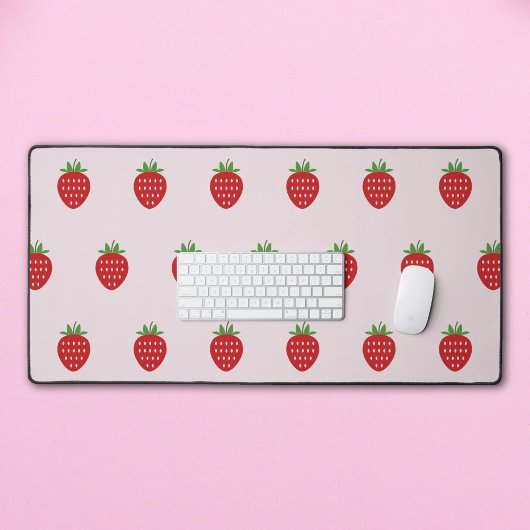 Tapis rose de bureau avec fraise