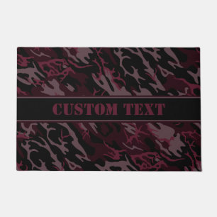 Tapis rouge foncé avec lettres personnalisées