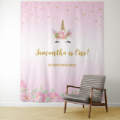 Tapisserie de fête d'anniversaire de licorne Banni (En situation)