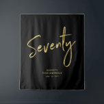 Tapisserie de fond de fête d'anniversaire 70 ans O<br><div class="desc">Cette tapisserie moderne est parfaite pour une fête d'anniversaire chic noire et or pour les 70 ans. Vos invités apprécieront prendre une photo avec ce fond de fête sophistiqué et se souviendront de votre journée spéciale. Le design présente un « Soixante-dix » écriture pinceau doré avec texte personnalisé. Vous pouvez...</div>