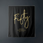 Tapisserie de fond de scène pour fête d'anniversai<br><div class="desc">Cette tapisserie moderne est parfaite pour une fête d'anniversaire 50 ans chic noir et or. Vos invités apprécieront prendre une photo avec ce fond de scène de fête sophistiqué et se souviendront de votre journée spéciale. Le design présente un " Cinquante " écriture pinceau doré avec texte personnalisé. Vous pouvez...</div>