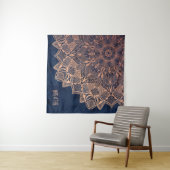 Tapisserie Rose Gold & Navy Blue Mandala (En situation (horizontale))