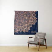 Tapisserie Rose Gold & Navy Blue Mandala (En situation)