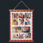 Tapisserie Suspendue 10 Photo Moderne Tendance Rouge Plaid Nom élégant<br><div class="desc">10 Photo Modern Trendy Red Plaid Stylish Name Hanging Tapestry dispose de dix de vos photos préférées pour un do-it-yourself facile et rapide ajouter votre propre collage photo. Personnalisez avec votre nom et entouré d'un motif rouge plaid. Fait un cadeau parfait pour Noël, anniversaires, fête des mères, soeurs, meilleurs amis...</div>