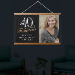 Tapisserie Suspendue 40 et fabuleux Elegant Black 40th Birthday Photo<br><div class="desc">40 et fabuleux Elegant Black 40th Birthday Photo Hanging Tapestry. 40 et texte fabuleux en script tendance avec un nom sur un arrière - plan noir. Personnalisez-le avec votre photo, votre nom et l'âge, et faites votre propre décor de fête d'anniversaire. C'est un grand signe et un décor pour la...</div>
