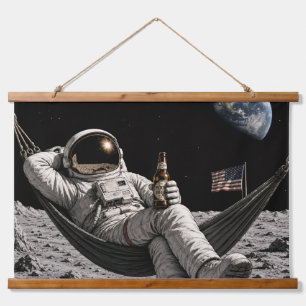 Tapisserie Suspendue Astronaute buvant de la bière sur la Lune
