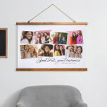 Tapisserie Suspendue Bon temps grands souvenirs amusant collage photo<br><div class="desc">Ce collage amusant de 8 photos présente le type écrit à la main "bons moments, grands souvenirs" ainsi qu'une tache de texte personnalisée. Un excellent moyen de commémorer des occasions comme la haute année, des vacances, une saison sportive et plus encore. Cette tapisserie amusante fait un grand article de décoration...</div>
