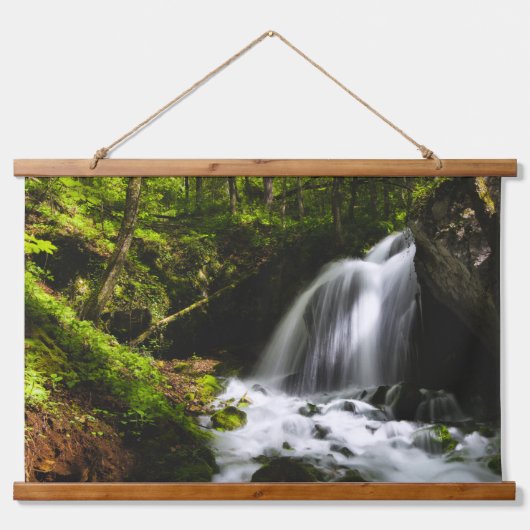 Tapisserie Suspendue Cascade magique dans une forêt verdoyante enchante (Devant)