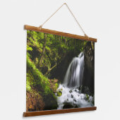 Tapisserie Suspendue Cascade magique dans une forêt verdoyante enchante (Angulaire)