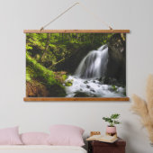 Tapisserie Suspendue Cascade magique dans une forêt verdoyante enchante (Chambre à coucher)