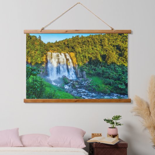 Tapisserie Suspendue Cascading Waterfall Lush Forest Landscape Sunset   (Chambre à coucher)