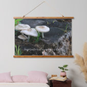 Tapisserie Suspendue Champignons sereins sur moût d'érable en forêt (Chambre à coucher)