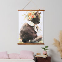 Chat noir portant une couronne de fleurs