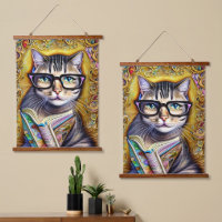 Chat portant des lunettes tenant un livre d'art