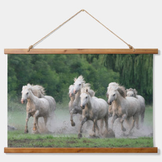 Tapisserie Suspendue Chevaux de Camargue courant dans l'eau